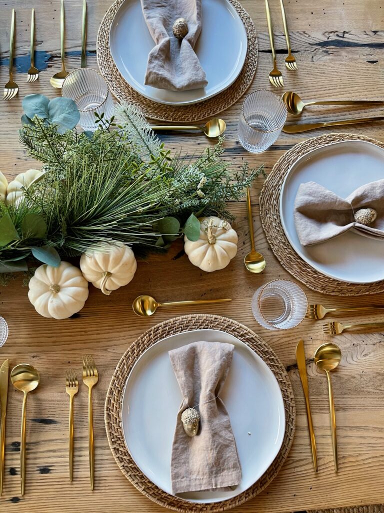 how to set a holiday table, dinnerware, plates, glassware