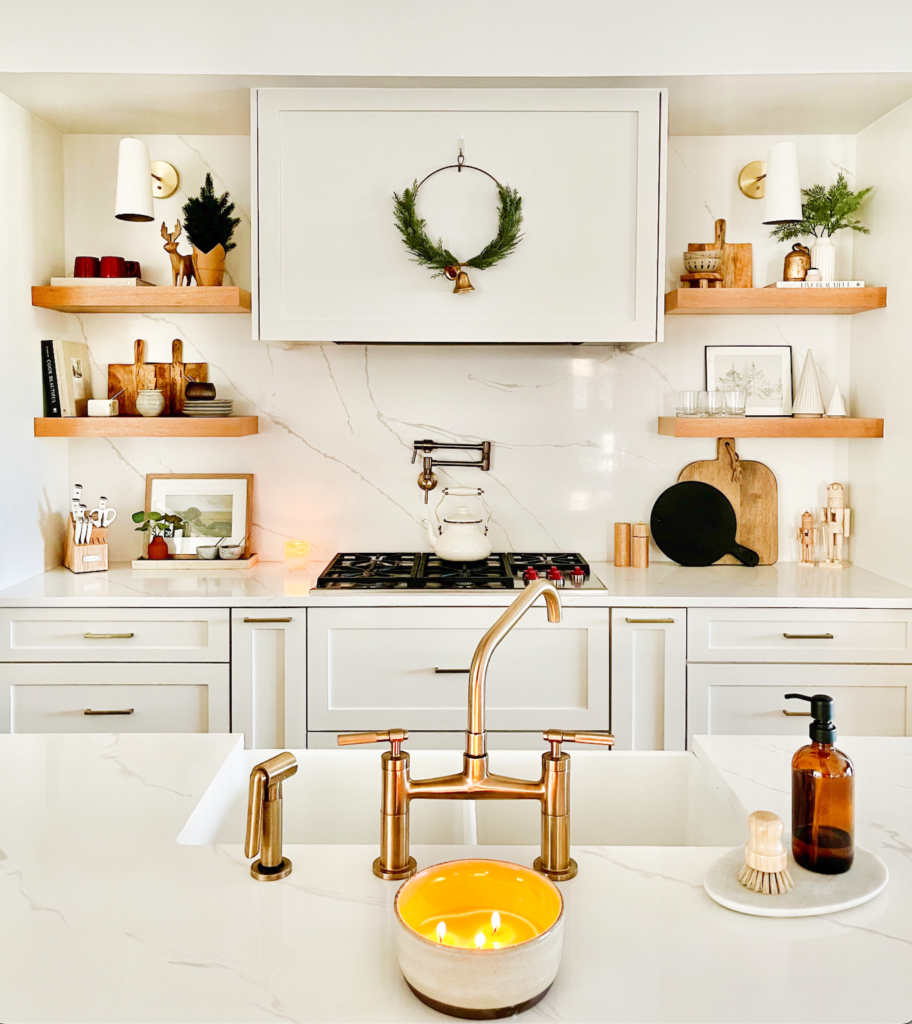 Neutral Christmas decor- kitchen